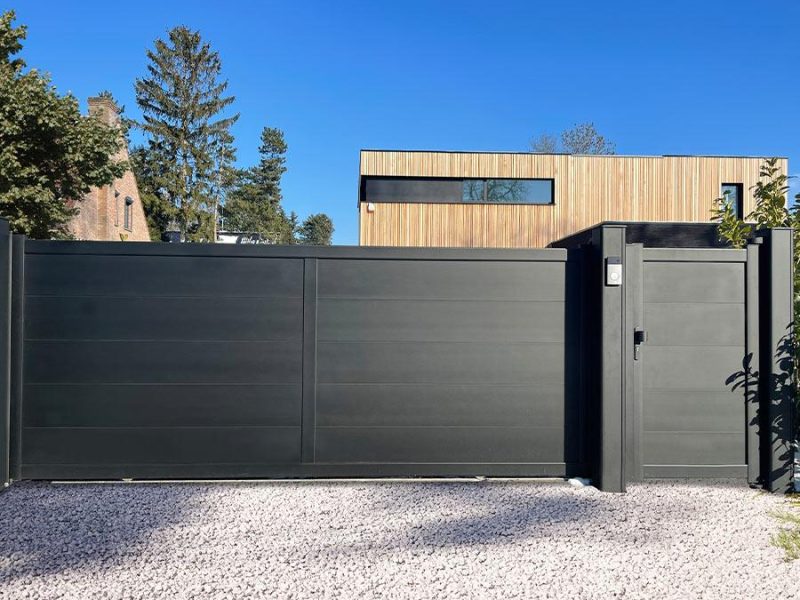 Portail coulissant Karantan Kostum pour la sécurisation et le contrôle des accès installé par un professionnel des Sécuristes de France