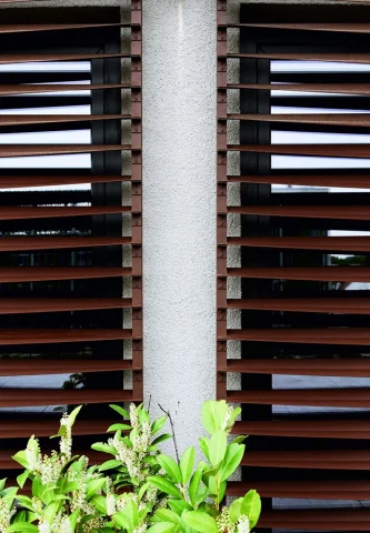 Détail brise-soleil orientable