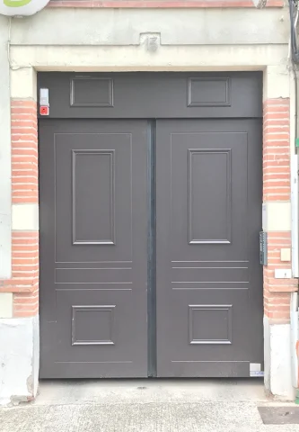 Détail porte de garage battante