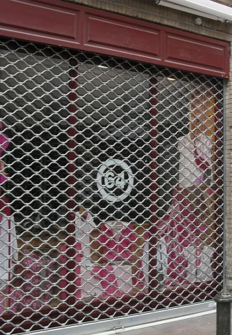Détail rideaux et grilles métalliques